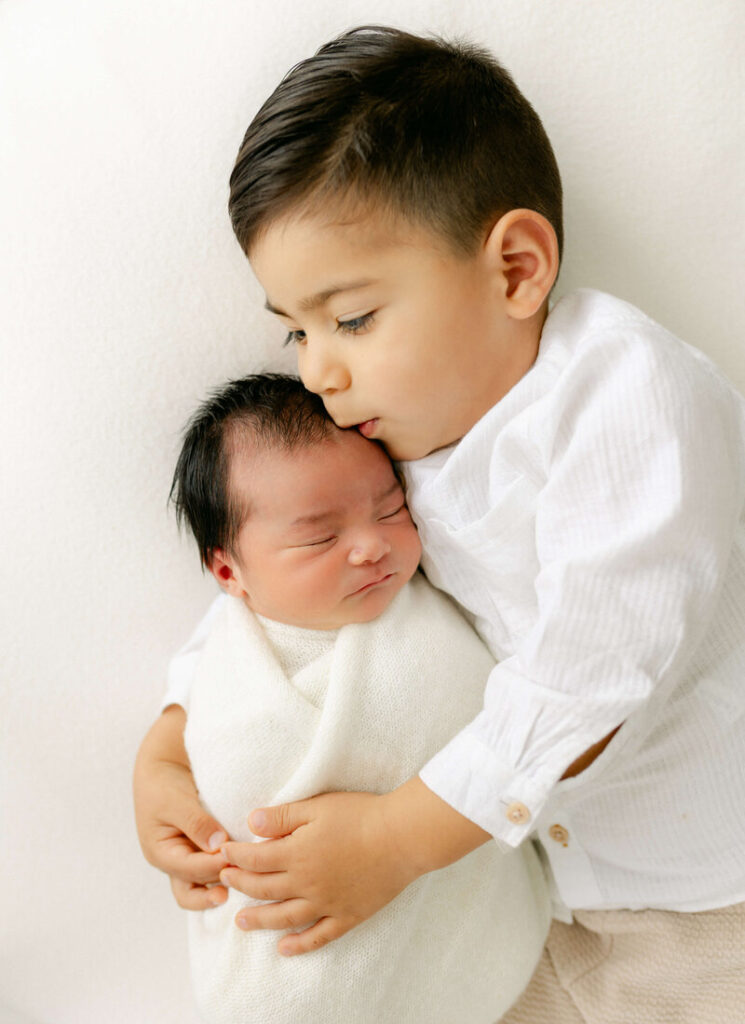 Newborn Photo Sessions San Francisco | Laurel Smith Photography Newborn and family photos in san Francisco with sibling holding newborn.