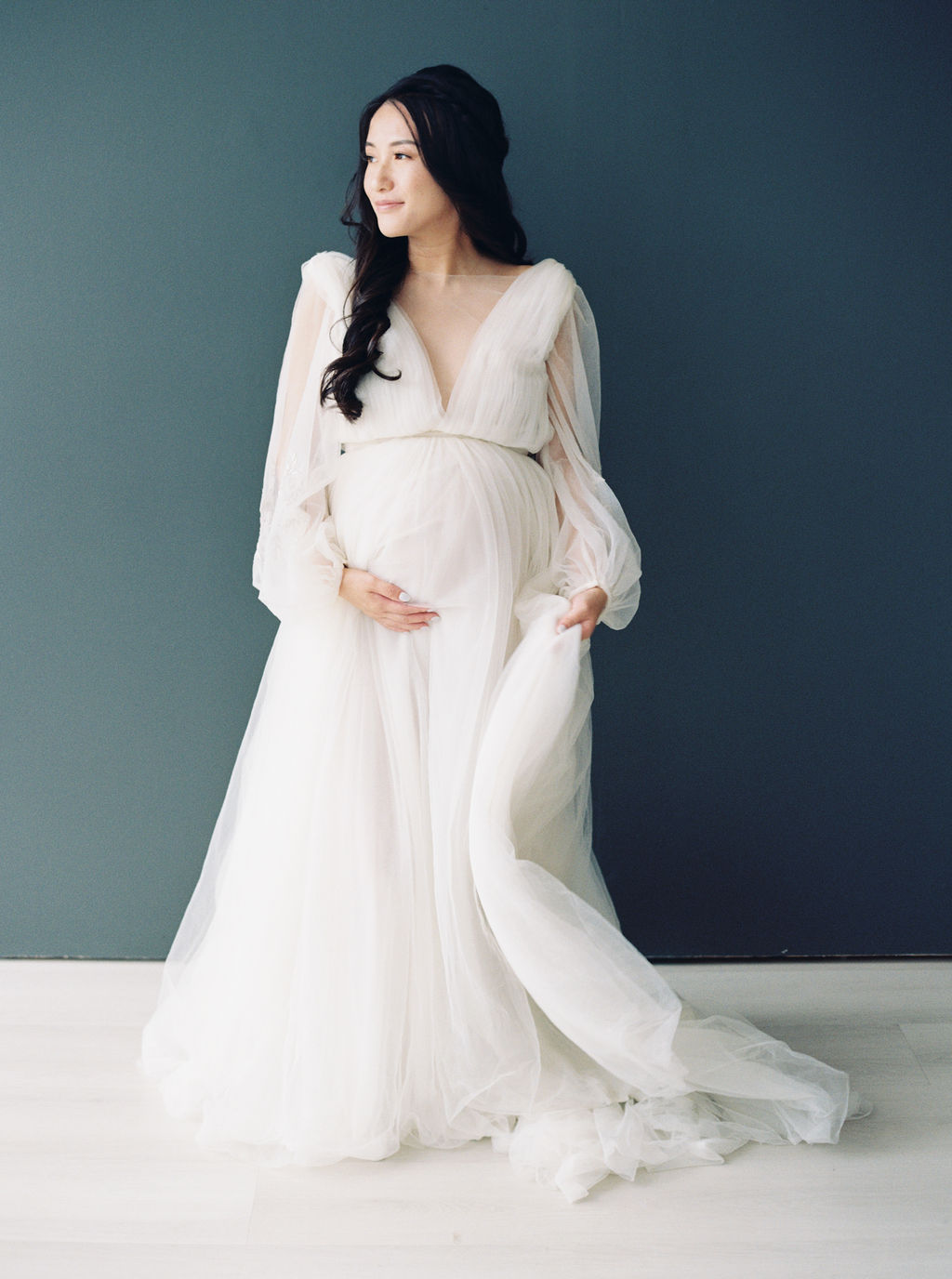 Maternity photoshoot in San Francisco showcasing classic neutral wardrobe inspiration.