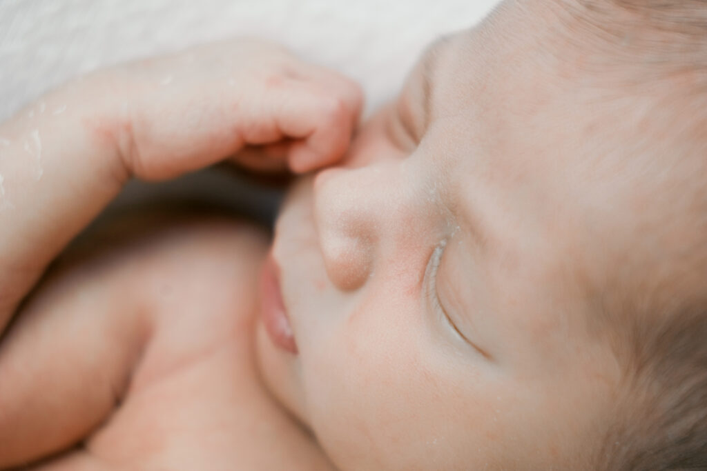 Close-up newborn portrait showing the best time for newborn photos during the first weeks after birth. 